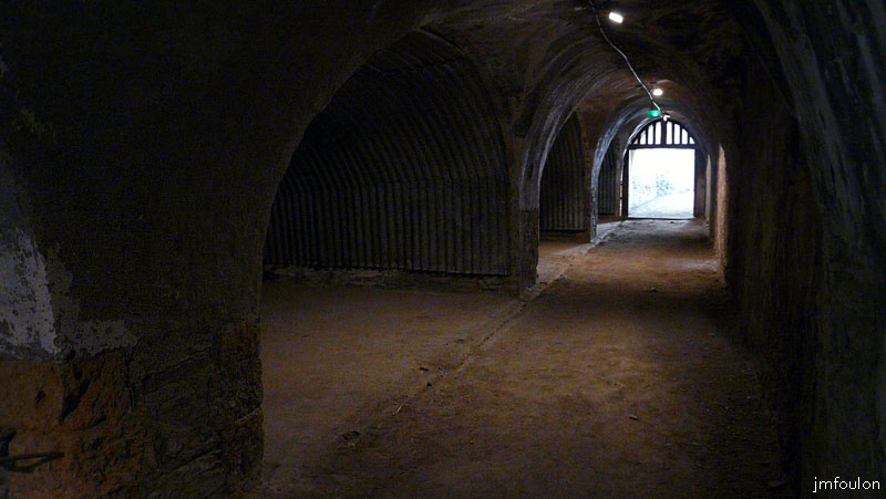 fort-queyras-79web.jpg - Fort Queyras - Batterie casematée Sud. Au loin la sortie vers l'Ouest
