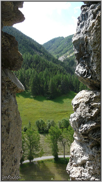 fort-queyras-93web.jpg - Fort Queyras - Vue vers le Sud-Ouest au travers d'une meurtrière