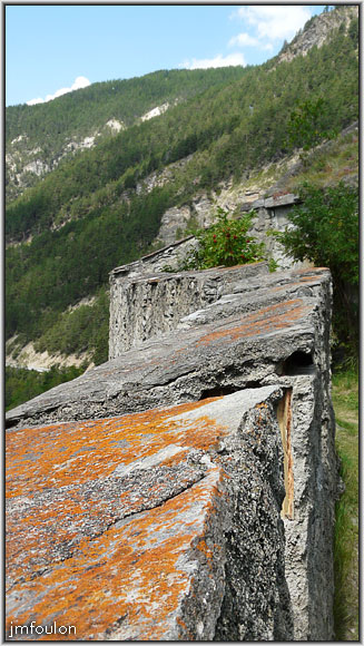 fort-queyras-94web.jpg - Fort Queyras - Crénaux de la Basse Enceinte Crénelée vus de dessus