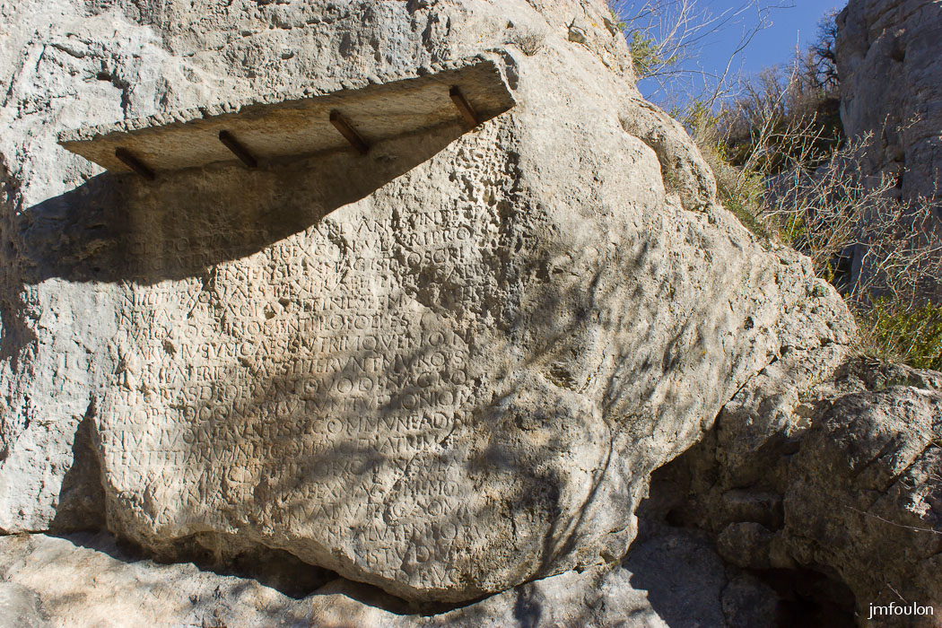 gache-001.jpg - La Pierre Ecrite - Cette inscription romaine monumentale se trouve à l'entrée du défilé du même nom, sur la D3 venant de Sisteron. Elle a probablement été gravée durant le deuxième quart du Ve siècle.