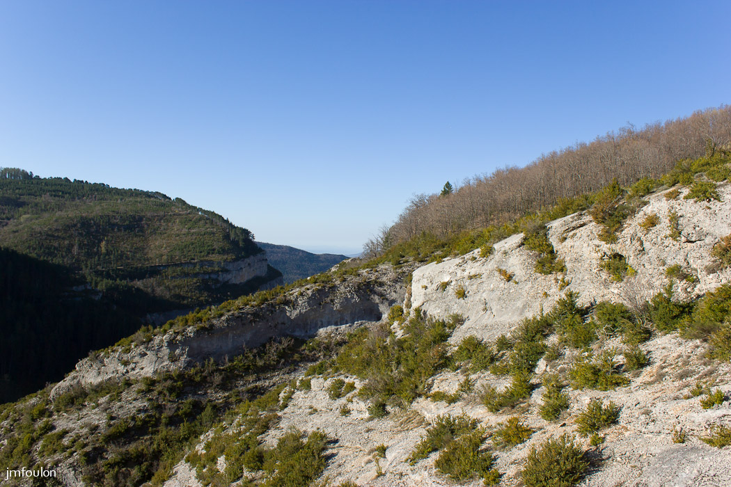 gache-003.jpg - Vue vers le Sud/Ouest et le défilé