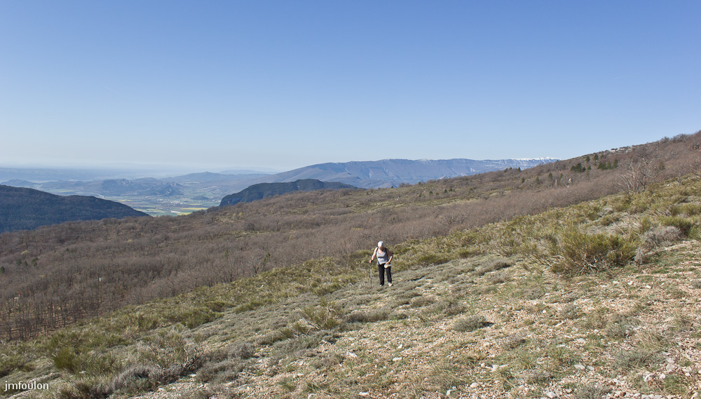 gache-007.jpg - Nous quitons le sentier pour rejoindre la crête en hors piste. Au loin à  droite, la montagne de Lure (1826 m)