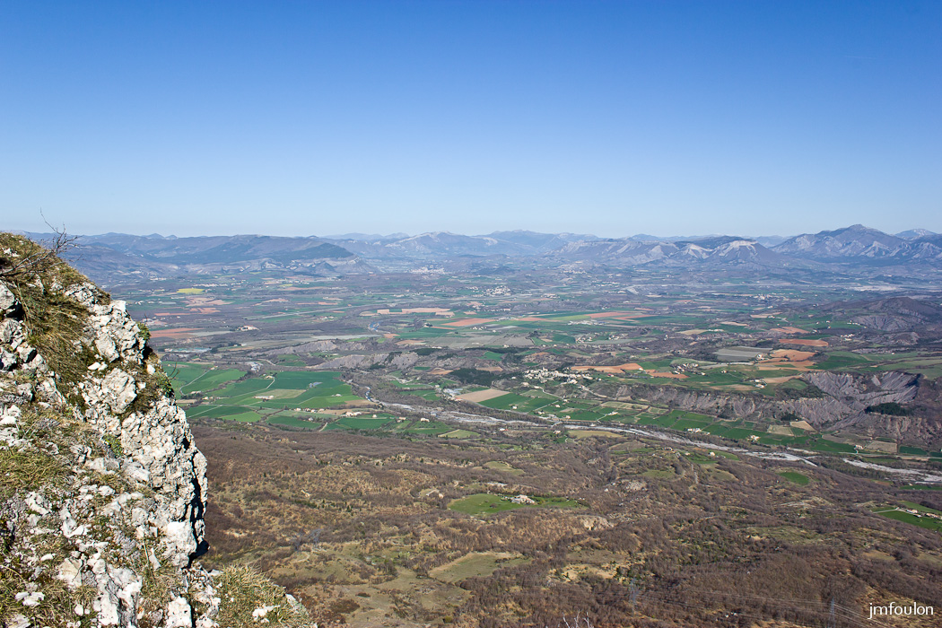 gache-009.jpg - Vue vers le Nord/Ouest. En bas la vallée du Sasse et au centre le village de Valernes