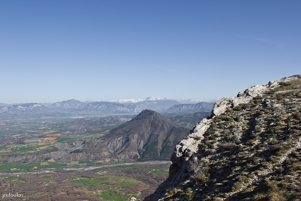 gache-013.jpg - La montagne de Hongrie (1189 m) et au loin enneigés, les massifs du Dévoluy
