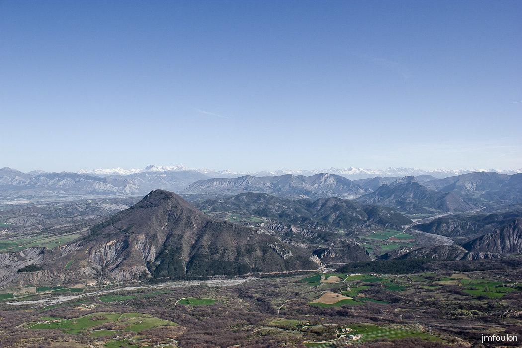 gache-014.jpg - La vue majestueuse vers le Nord avec au loin les massifs du Dévoluy et des Ecrins