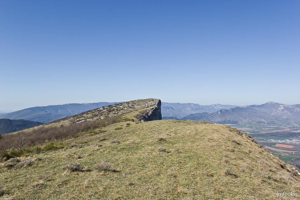 gache-022.jpg - Les crêtes - Au loin les crêtes de  Lure (1826 m)