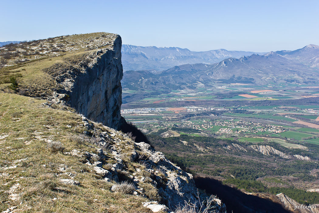 gache-023.jpg - Nous approchons du sommet. En bas le quartier de la Chaumiane à Sisteron