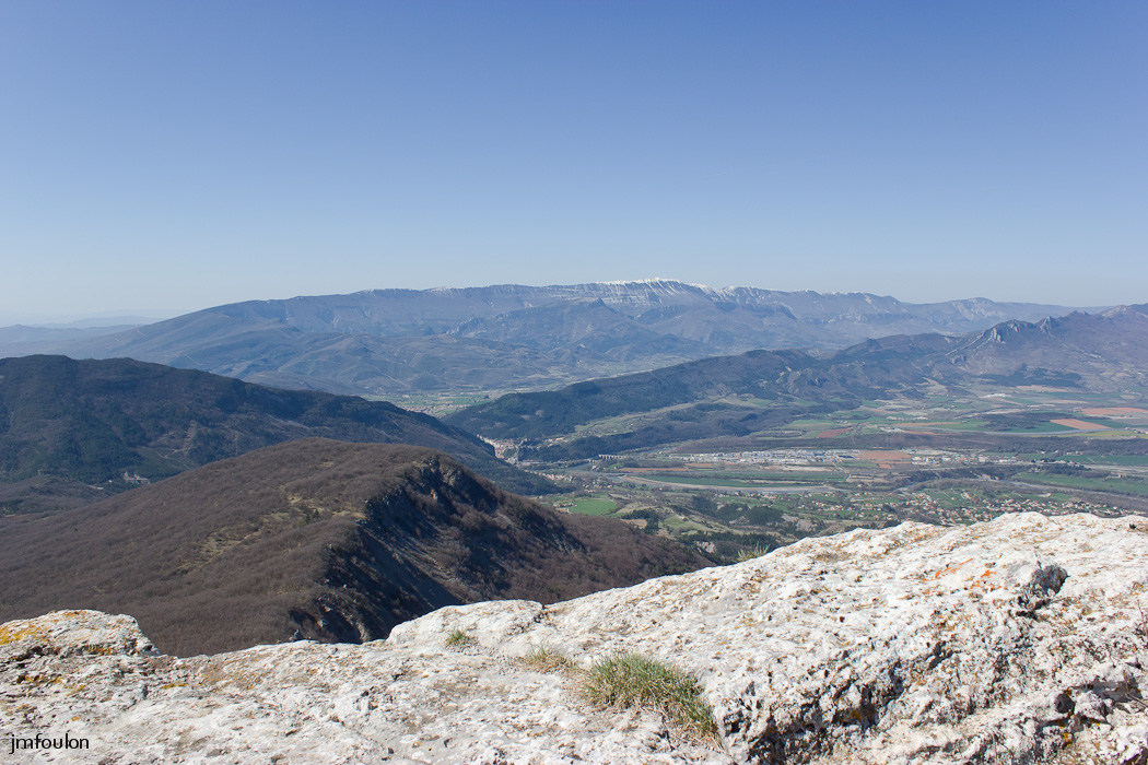 gache-039.jpg - Vue sur la clue de Sisteron, de gauche à droite au second plan: la Baume (1147 m) le Molard (920 m) la montagne de l'Ubac (1217 m)