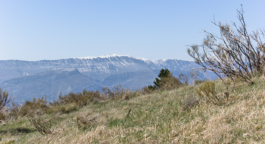 gache-051.jpg - Une autre vue sur la majestueuse montagne de Lure et au premier plan les montagne de Sumiou (1402 m) à gauche et de Pellegnine (1355 m) à droite