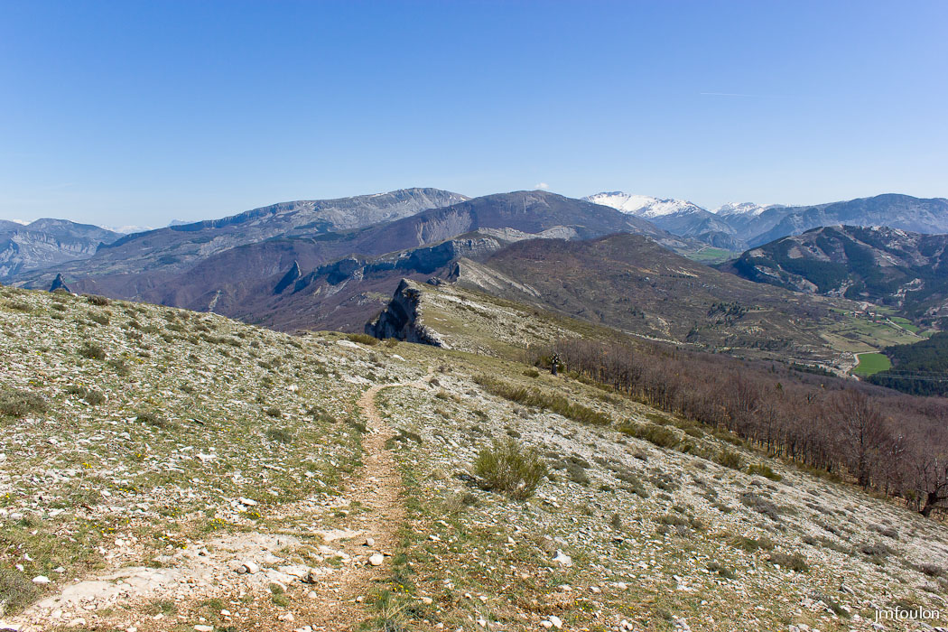 gache-064.jpg - Vue vers l'Est. En face Trainon (1654 m) au loin vers la gauche Jouères (1886 m à la Croix Saint Jean)