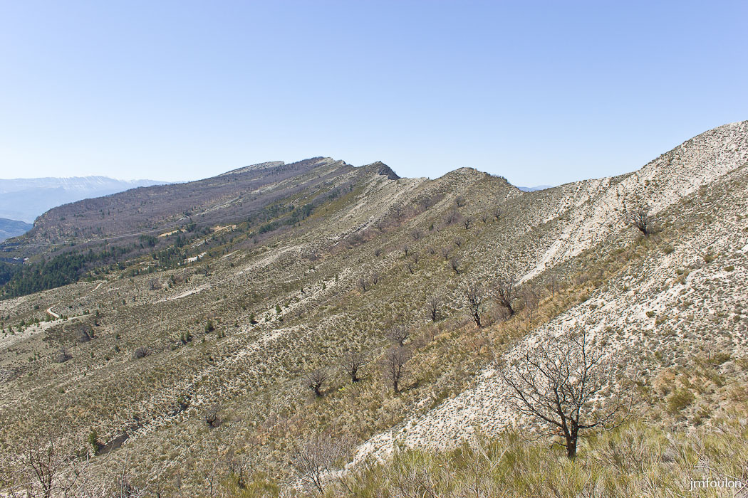 gache-080.jpg - L'adret de Gache. On voit qu'ici il est plus désertique que dans sa partie Ouest au loin