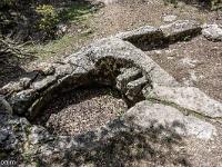 Plateau de Ganagobie  La fontaine aux oiseaux en bordure de plateau.  L'eau était récupérée via le petit impluviulm que l'on voit à droite