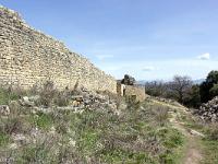 Plateau de Ganagobie  Nous voici arrivé au Nord du plateau au rempart de Villevieille (XIIe). Il fait 120 m de long. Il ne reste rien du village aujourd'hui noyé dans la végétation hormis quelques vestiges de caves voutées (Détails sur la page Ganagobie)
