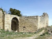 Plateau de Ganagobie  Rempart de Villevieille - L'unique porte qui permettait d'entrer dans le village. A droite, les vestiges de la salle des gardes