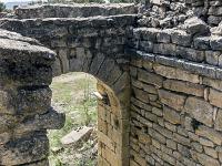 Plateau de Ganagobie  Vue sur la porte de l'intérieur