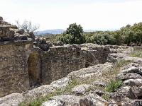 Plateau de Ganagobie  La salle des gardes à l'Est de l'entrée