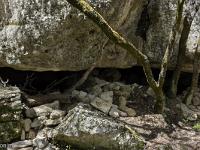 Plateau de Ganagobie  Nous descendons maintenant en bordure du plateau à l'Est. Ici se trouvent des cavités qui étaient jadis aménagées