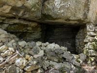 Plateau de Ganagobie  Nous descendons maintenant en bordure du plateau à l'Est. Ici se trouvent des cavités qui étaient jadis aménagées