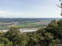 Plateau de Ganagobie  Vue vers l'Est. En bas au centre, la vallée de la Durance et le village de Dabisse. Au loin, le plateau de Valensole