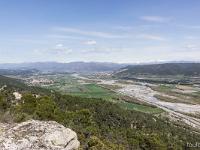 Plateau de Ganagobie  A gauche, Peyruis et au loin, Saint-Auban. A droite les Mées. Au loin au centre, l'Escale et Volonne