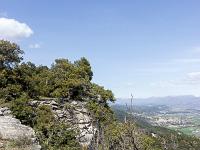Plateau de Ganagobie  Le sentier au bord de la falaise calcaire