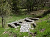 Plateau de Ganagobie  Tombes rupestres orientées (vers l'Est) avec une cavité pour la tête. Une seule dalle de couverture est encore sur le site