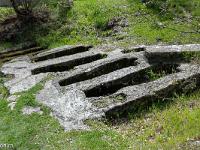Plateau de Ganagobie  Tombes rupestres orientées (vers l'Est) avec une cavité pour la tête. Une seule dalle de couverture est encore sur le site