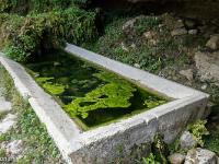 Plateau de Ganagobie  Un peu plus bas sous une Baume (grotte) , un aiguier séculaire qui recueille les eaux de ruisssellement qui alimentent ce bassin en pierre