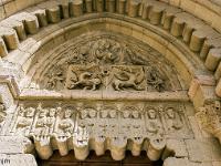 Plateau de Ganagobie  Vue sur le tympan au dessus de l'entrée de l'église (voir les détails page Ganagobie)
