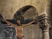 Plateau de Ganagobie  Intérieur de l'église - Christ suspendu dans le choeur