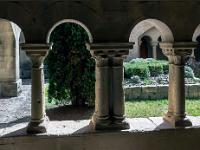 Plateau de Ganagobie  Vue sur le cloitre roman construit entre 1175 et 1220 depuis l'intérieur de l'église. Celui-ci n'est pas ouvert au public
