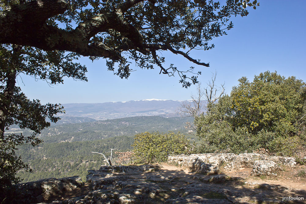 ganagobie-006-2.jpg - Vue vers l'Est. Au loin la montagne de Lure depuis le bord Ouest du plateau
