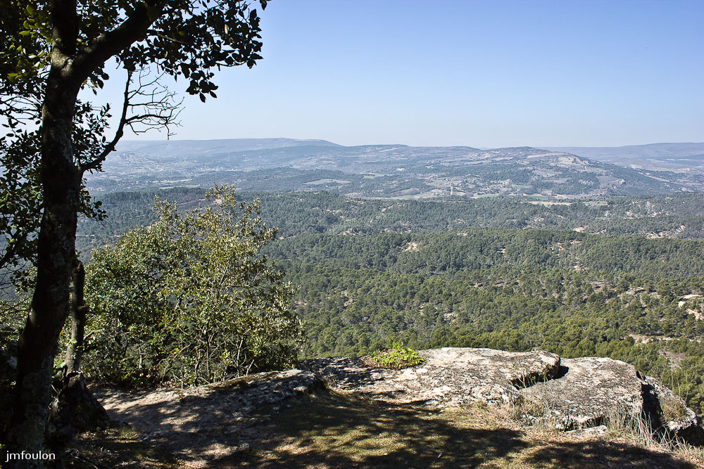 ganagobie-007-2.jpg - Vue vers le Sud et le pays de Forcalquier depuis le bord Ouest du plateau