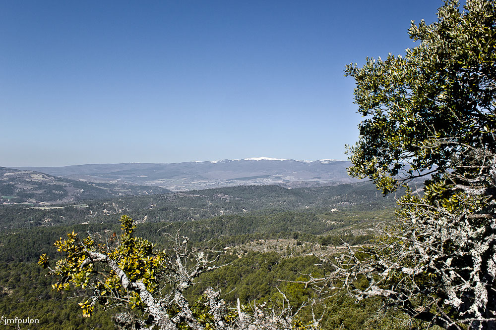 ganagobie-008-2.jpg - Autre vue sur l'adret de Lure depuis le bord Ouest du plateau. On aperçois au centre au loin, le village de Saint Etienne les Orgues