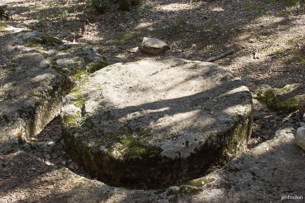 ganagobie-012-2.jpg - Carrière de meule - Ici une meule non extraite du sol