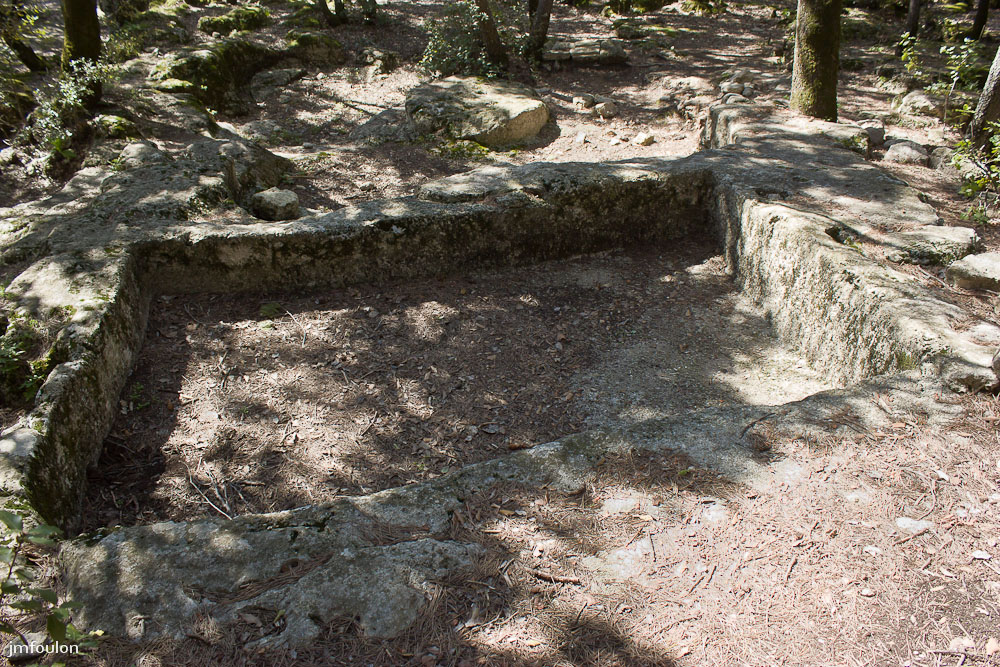 ganagobie-015-2.jpg - Carrière de meule - Autre vue du bassin