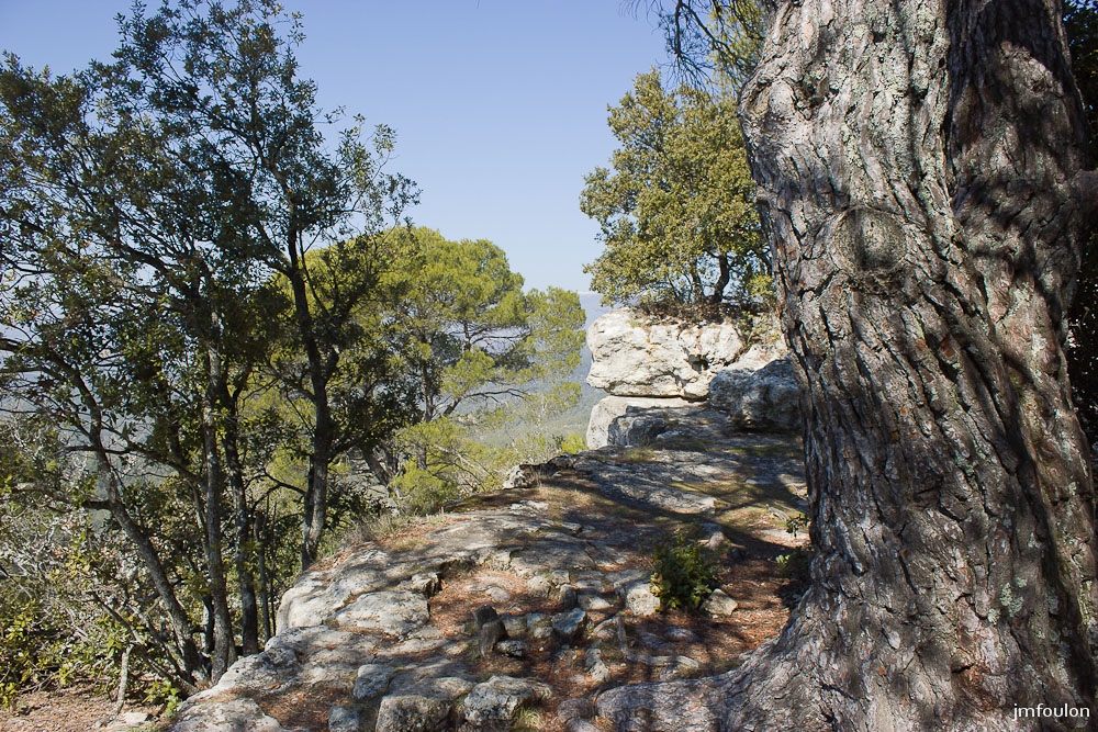 ganagobie-019-2.jpg - Vue sur la corniche qui permet de faire le tour du plateau de Ganagobie. Ici à l'Ouest