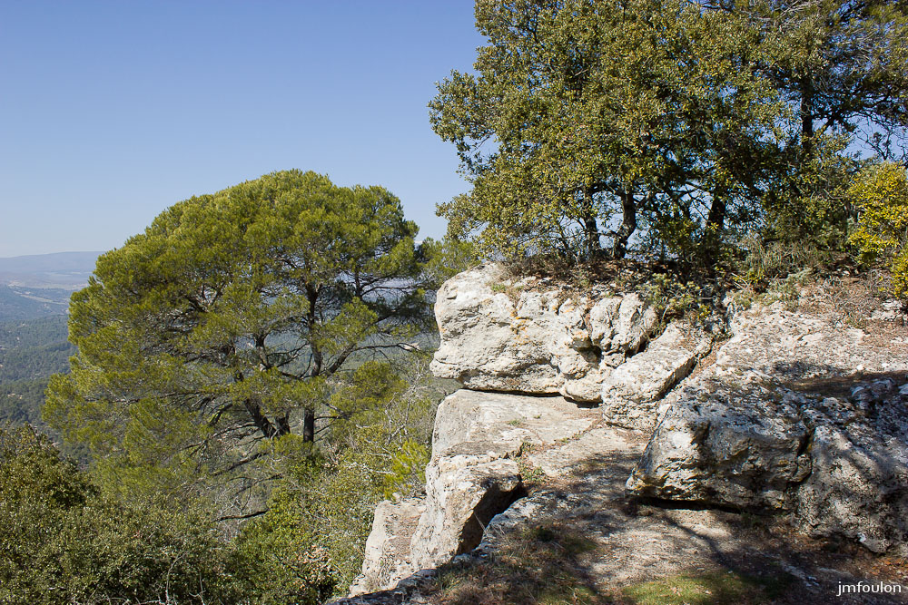 ganagobie-020-2.jpg - Vue sur la corniche qui permet de faire le tour du plateau de Ganagobie. Ici à l'Ouest
