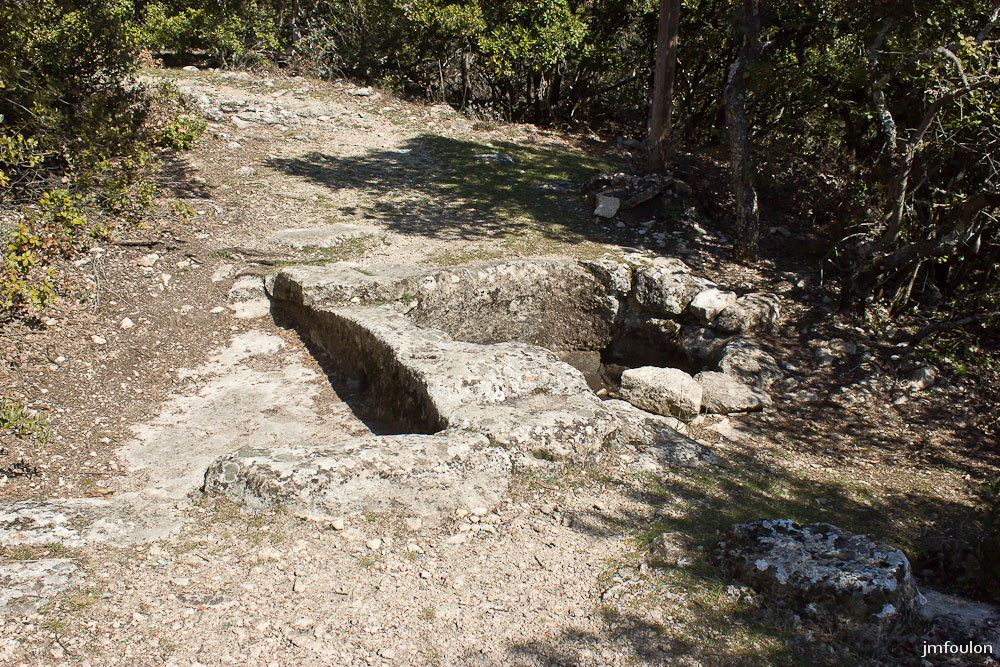 ganagobie-021-2.jpg - La fontaine aux oiseaux - Il s'agit en fait  d'un bassin permettant d'inonder la carrière qui se trouve en contrebas afin d'amener l'eau au pied des meules et de faire gonfler les coins de bois qui en se dilatants feront éclater la pierre, liberant ainsi la meule du sol