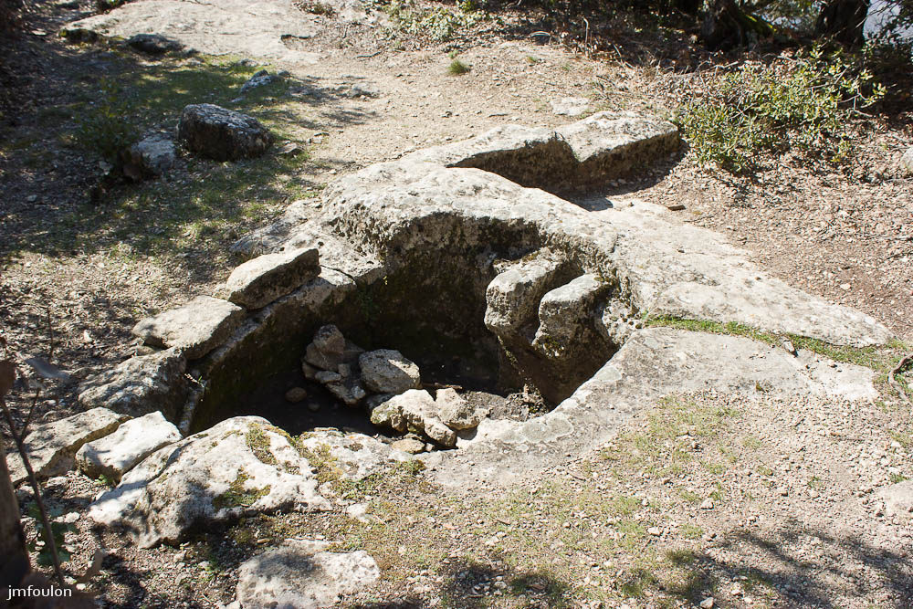 ganagobie-022-2.jpg - La fontaine aux oiseaux (autre vue). L'eau était récupérée via le petit impluviulm que l'on voit à droite