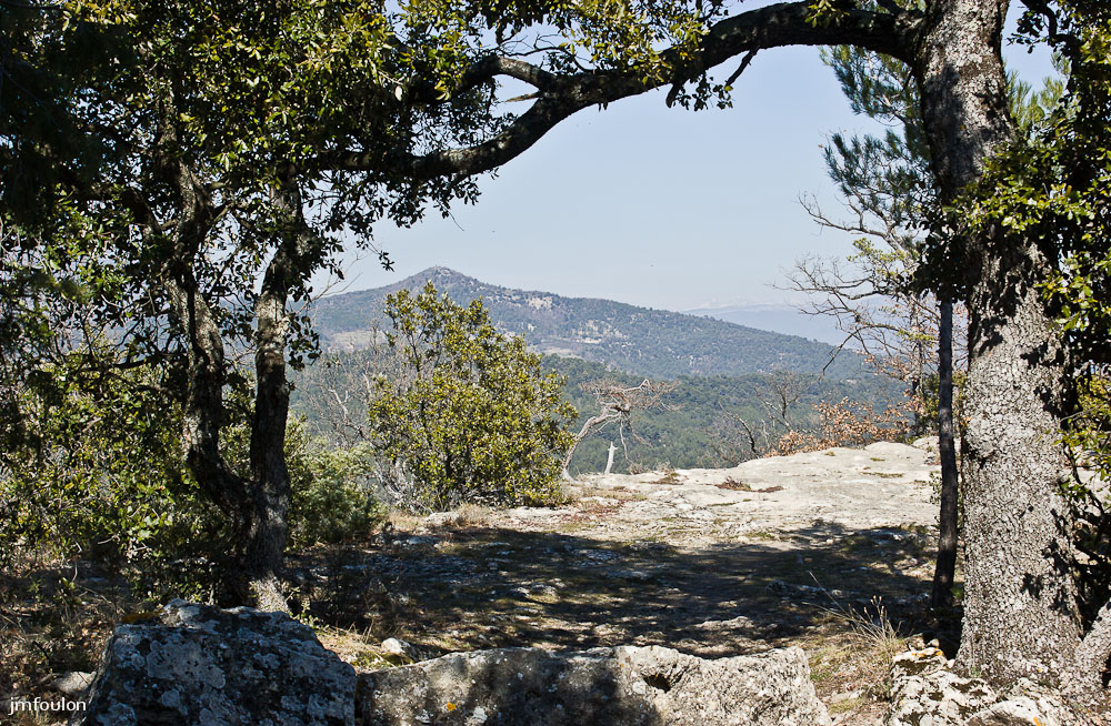 ganagobie-024-2.jpg - Vue sur  le sommet de Tourdeau (877 m)