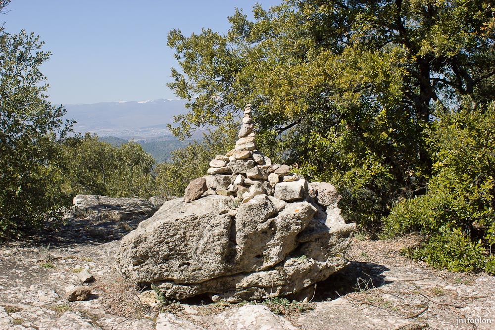 ganagobie-028-2.jpg - Caïrn à l'Ouest du plateau