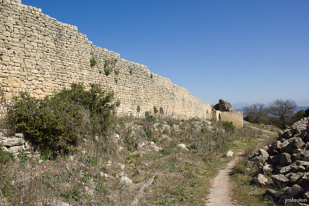 ganagobie-032-2.jpg - Le rempart de Ville Vieille, village médiéval aujourd'hui totalement ruiné. Seule celui-ci subsiste