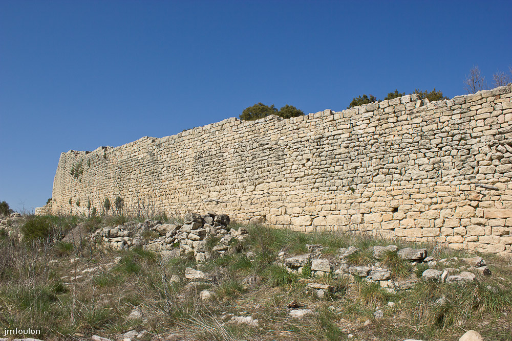 ganagobie-033-2.jpg - Ce rempart rectiligne qui s'étend d'un bout à l'autre du plateau d'Est en Ouest, fermait l'accès au village qui ne peut se faire que par le Sud, c'est à dire à l'opposé