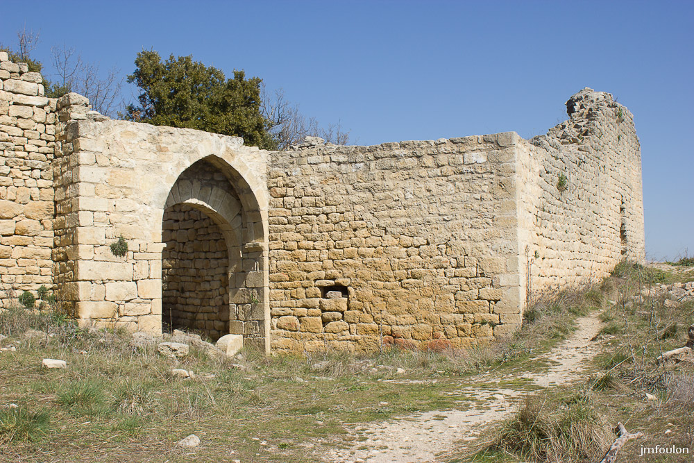 ganagobie-034-2.jpg - Vestiges du Donjon-porte. A droite, la salle des gardes