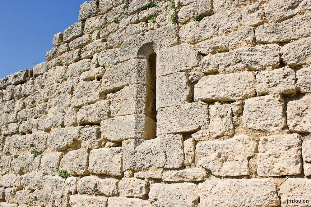 ganagobie-037-2.jpg - Meurtrière donnant dans la salle des gardes