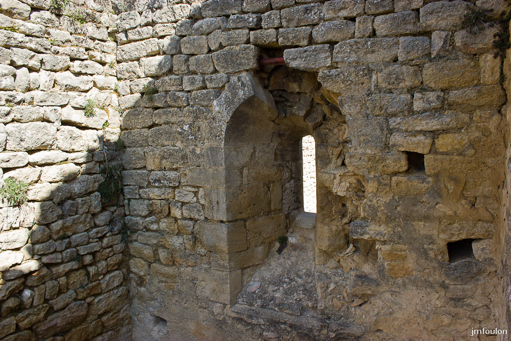 ganagobie-039-2.jpg - Fenêtre Est de La salle des gardes