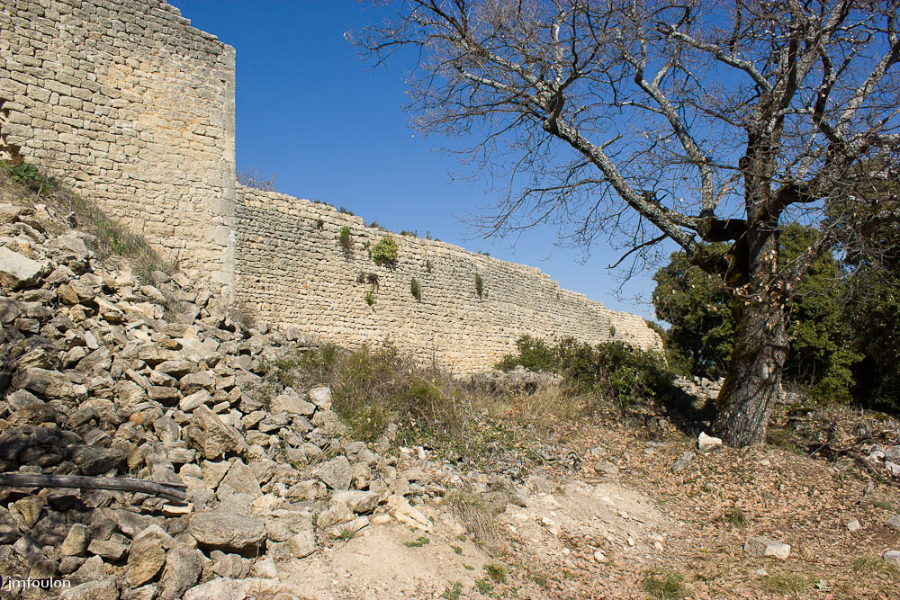 ganagobie-041-2.jpg - Vue sur la parti Est du rempart