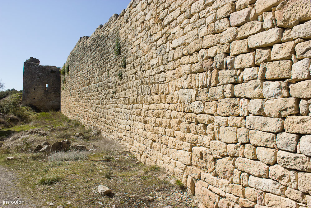 ganagobie-042-2.jpg - Autre vue sur la parti Est du rempart et la salle des gardes