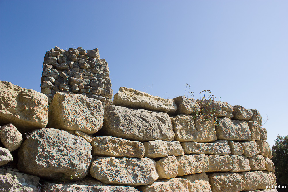 ganagobie-043-2.jpg - Vestiges de la tour ronde qui s'élevait à l'Ouest du rempart et celui-ci  sous une vue en coupe, qui permet d'en apprécier l'épaisseur
